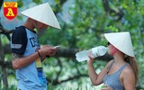 Nắng nóng 41 độ C, khách du lịch ở Hà Nội phải cầm quạt khi đi dạo
